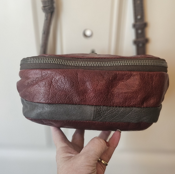 Liebeskind• Leather Flap Turn Lock Crossbody bag. - Picture 3 of 11